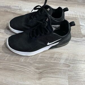 Nike Men's Black and White Sneakers